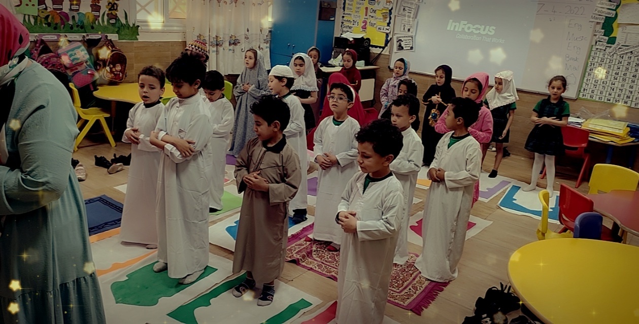 KG students praying (14)