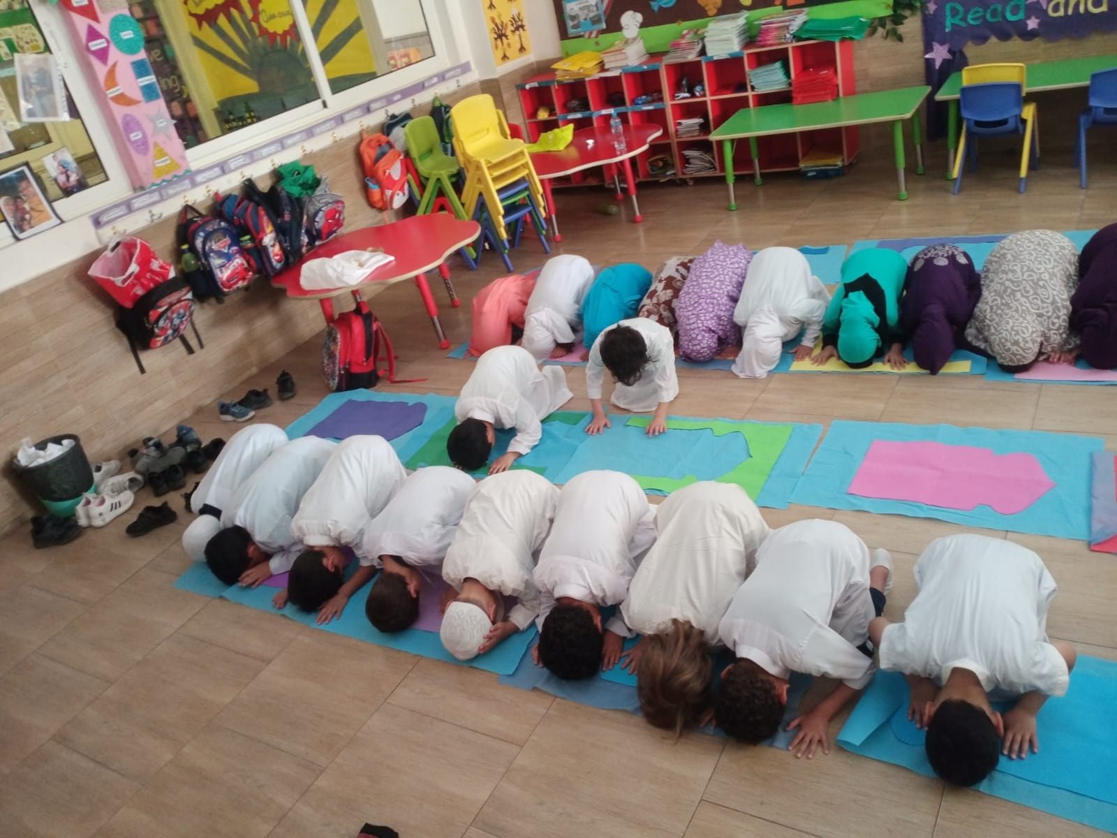 KG students praying (65)
